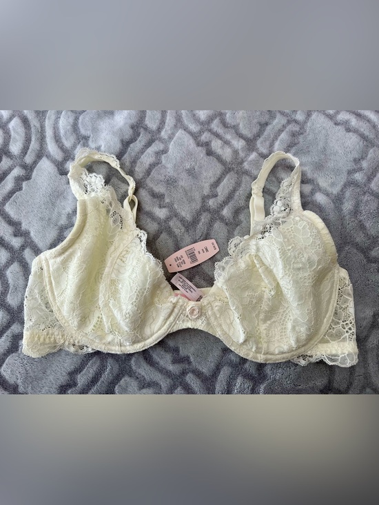 Victoria's Secret Other - Victoria’s Secret Ivory Floral Lace Underwire Bra 38C NWT
